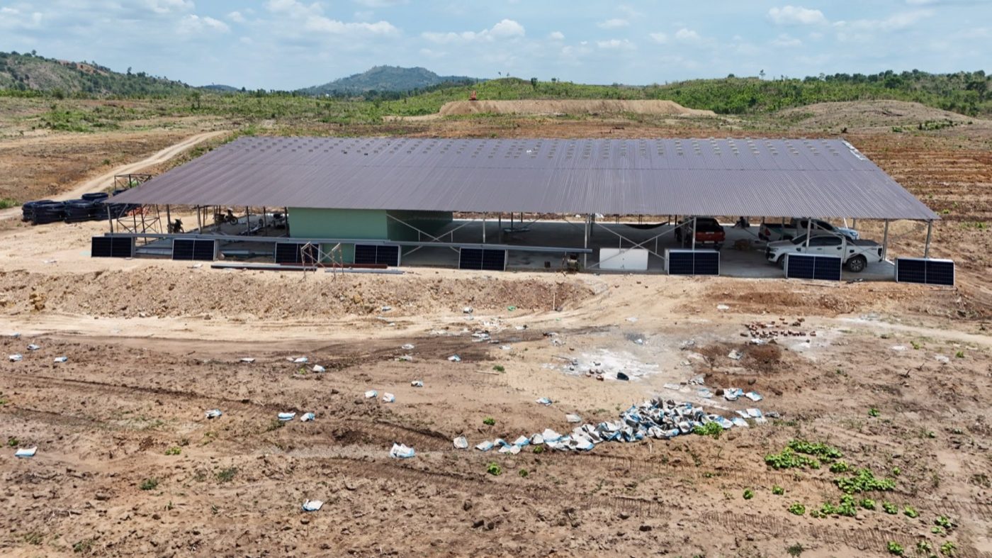 Hệ thống điện mặt trời vận hành máy bơm tưới cacao 50ha không dùng điện lưới